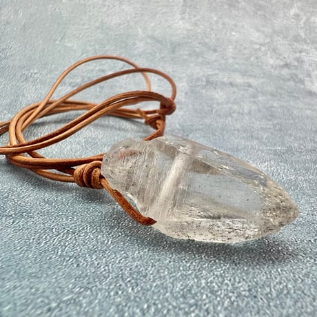 【カイラス産】天然ヒマラヤ水晶革紐付きペンダント④/Kailash Himalayan Quartz Pendant