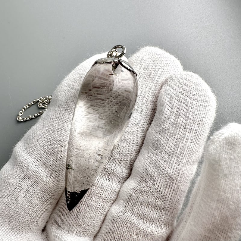 ガネッシュヒマール産　ヒマラヤンクォーツ　天然石　置物　インテリア ガネッシュヒマール産ヒマラヤクォーツクローライト入り天然石置物