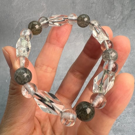 【デザインブレスレット】カイラス産×ガネッシュヒマール産ヒマラヤ水晶ビーズ/Kailash×Ganesh Himal Actinolite in Himalayan Quartz