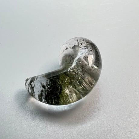 【ガネッシュヒマール産】クローライト&バイオタイトインヒマラヤ水晶"手磨き加工"勾玉/Ganesh Himal Chlorite Biotite in Magatama