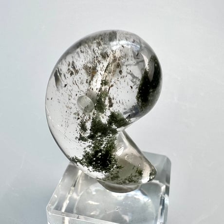 【ガネッシュヒマール産】クローライト&バイオタイトインヒマラヤ水晶"手磨き加工"勾玉/Ganesh Himal Chlorite Biotite in Magatama