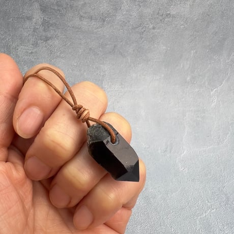 【ガウリシャンカール産】天然ヒマラヤスモーキークォーツ革紐ペンダント①/GauriShankar Himalayan Smoky Quartz Pendant