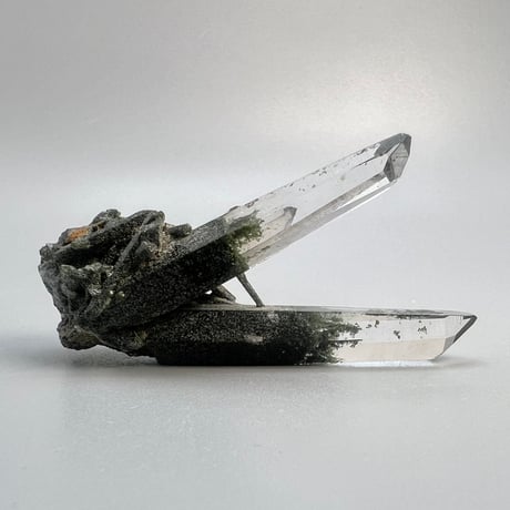 【ガネッシュヒマール産】クローライトイン天然ヒマラヤ水晶ミニクラスター/Ganesh Himal  Chlorite in Himalayan Quartz Mini Cluster