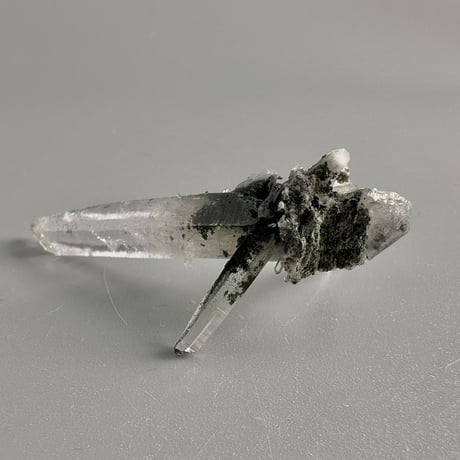 【ガネッシュヒマール産】アクチノライト&クローライトイン天然ヒマラヤ水晶ミニポイント"OO"/Ganesh Himal Actinolite&Chlorite in Himalayan