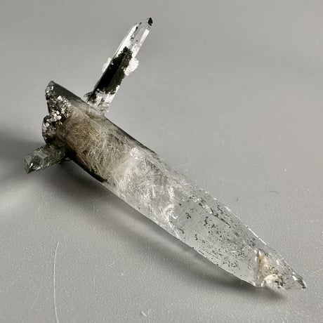 【ガネッシュヒマール産】アクチノライト&クローライトイン天然ヒマラヤ水晶ミニポイント"OO"/Ganesh Himal Actinolite&Chlorite in Himalayan