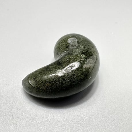 【ガネッシュヒマール産】クローライトインヒマラヤ水晶"手磨き加工"勾玉ビーズ/Ganesh Himal Chlorite in Himalayan Quartz Magatama