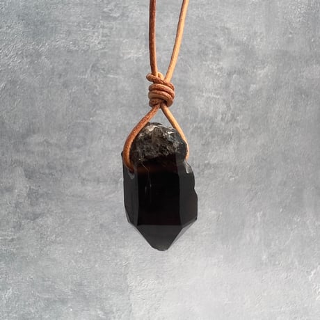 【ガウリシャンカール産】天然ヒマラヤスモーキークォーツ革紐ペンダント①/GauriShankar Himalayan Smoky Quartz Pendant