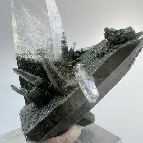 【ガネッシュヒマール産】クローライトイン天然ヒマラヤ水晶ミニクラスター/Ganesh Himal  Chlorite in Himalayan Quartz Mini Cluster