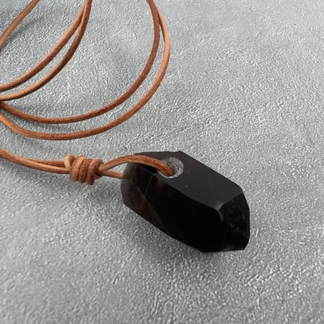 【ガウリシャンカール産】天然ヒマラヤスモーキークォーツ革紐ペンダント②/GauriShankar Himalayan Smoky Quartz Pendant