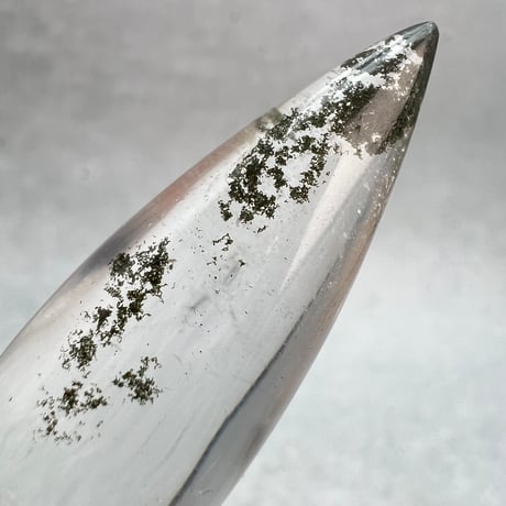 【ガネッシュヒマール産】クローライト入り天然ヒマラヤ水晶"手磨き加工"ペンデュラム④/Ganesh Himal Chlorite in Himalayan Quartz Pendulum