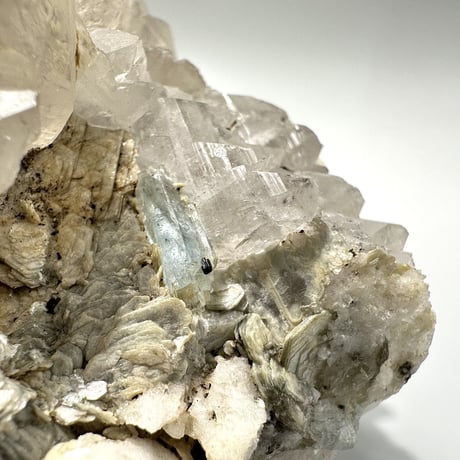 ネパール産アクアマリンイン天然ヒマラヤ水晶/Nepal Aquamarine in Himalayan Quartz Cluster