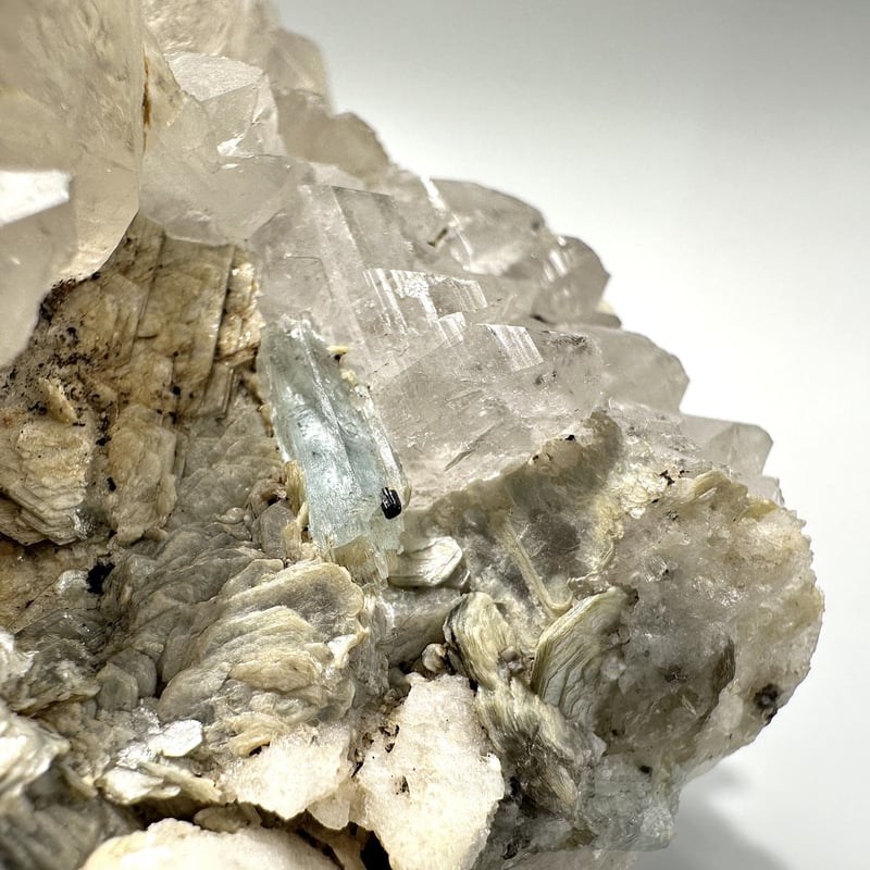 【148Ct】パキスタン スカルドゥ産 アクアマリン 母岩付 鉱物標本 25Ct】パキスタン産 アクアマリン クラスター母岩付 148Ct