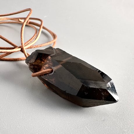 ガウリシャンカール産天然ヒマラヤスモーキークォーツ革紐ペンダント/GauriShankar Himalayan Smoky Quartz Pendant