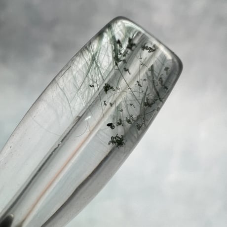 【ガネッシュヒマール産】アクチノライト&クローライトイン天然ヒマラヤ水晶 樽型ビーズ⑫/Ganesh Himal Actinolite&Chlorite in barrel beads