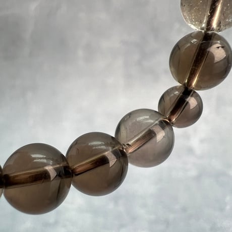 【ガウリシャンカール産】天然ヒマラヤスモーキークォーツ"勾玉"デザインブレスレット/GauriShankar Himalayan Smoky Quartz "Magatama"Bracelet