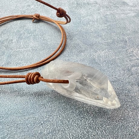 【カイラス産】天然ヒマラヤ水晶革紐付きペンダント⑧/Kailash Himalayan Quartz Pendant