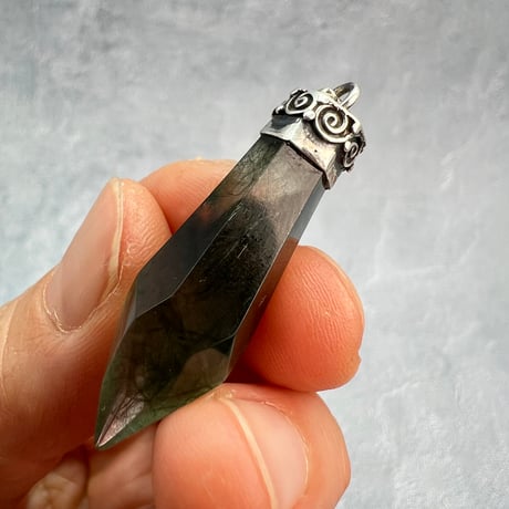 【ガネッシュヒマール産】アクチノライト&クローライト天然ヒマラヤ水晶ペンダントトップ⑦/Ganesh Himal Actinorite in Himalayan Quartz Pendant Top