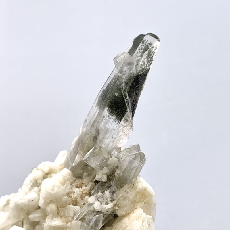 ガネーシュヒマール産クローライト&アクチノライトインヒマラヤ水晶