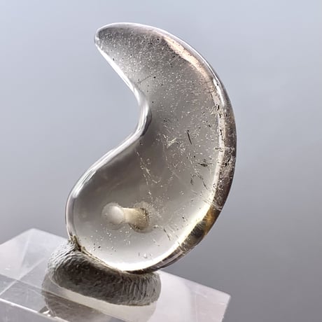 ガウリシャンカール産天然スモーキークォーツ"手磨き加工"勾玉ビーズ1⃣ Gaurishankar Himalayan Smoky  Quartz Magatama