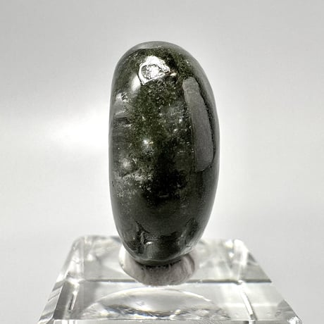 【ガネッシュヒマール産】クローライトインヒマラヤ水晶"手磨き加工"勾玉ビーズ/Ganesh Himal Chlorite in Himalayan Quartz Magatama