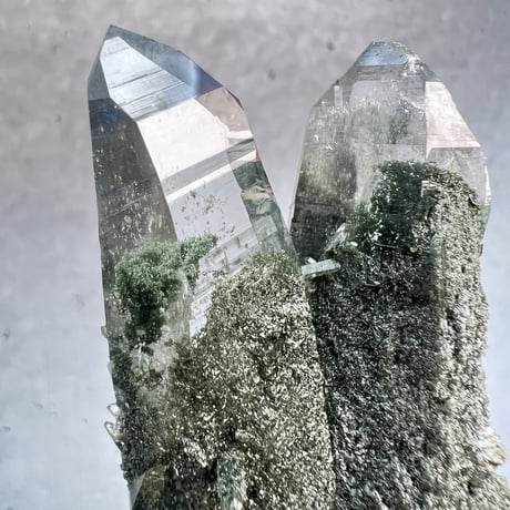 【ガネッシュヒマール産】クローライトイン天然ヒマラヤ水晶 Ganesh Himal Chlorite in Himalayan Quartz