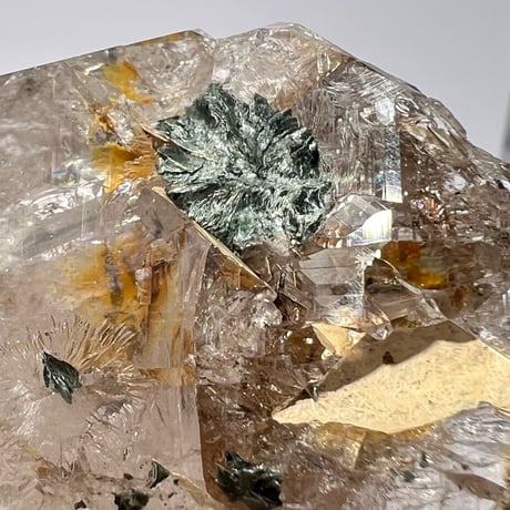 【ガネッシュヒマール産】バイオタイト&フックサイト入り天然ヒマラヤ水晶/Ganesh Himal Biotite&Fuchsite in Himalayan Quartz