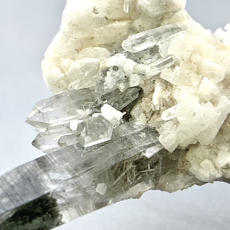 ガネーシュヒマール産クローライト&アクチノライトインヒマラヤ水晶