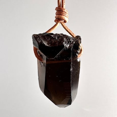 ガウリシャンカール産天然ヒマラヤスモーキークォーツ革紐ペンダント/GauriShankar Himalayan Smoky Quartz Pendant