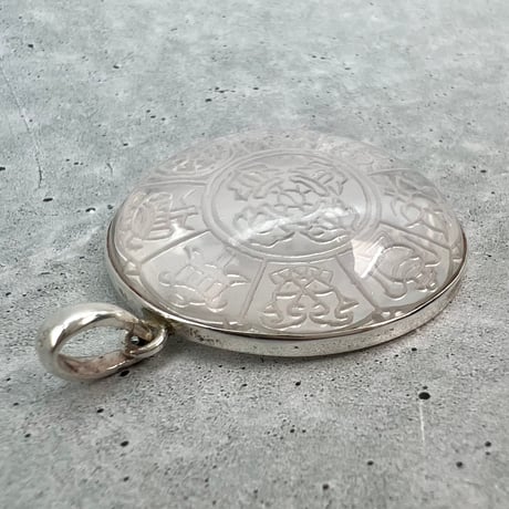 【ガネッシュヒマール産】天然ヒマラヤ水晶アスタマンガルS/Vペンダントトップ/Ganesh Himal "Ashtamangala" Pendant Top