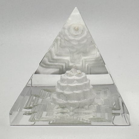 【ガネッシュヒマール産】天然ヒマラヤ水晶ピラミッド"シュリヤントラ"Ganesh Himal Himalayan Quartz  Pyramid in " Shri Yantra"