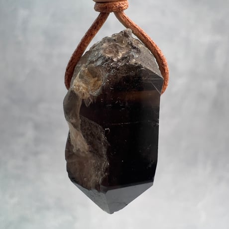 【ガウリシャンカール産】天然ヒマラヤスモーキークォーツ革紐ペンダント①/GauriShankar Himalayan Smoky Quartz Pendant