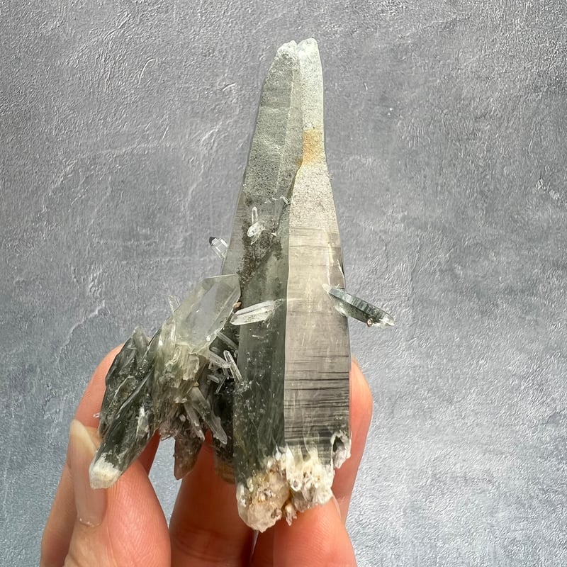 アクチノライトインクォーツ　ガネーシュヒマール産水晶　手磨き　ヒマラヤ　ネパール ガネッシュヒマール産】アクチノライト&クローライトイン天然