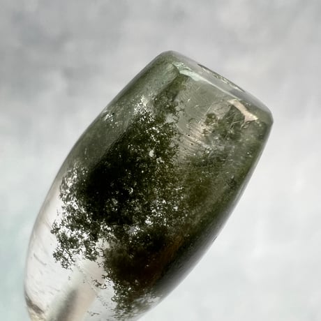 【ガネッシュヒマール産】クローライトイン天然ヒマラヤ水晶 樽型ビーズ⑯/Ganesh Himal Chlorite in Himalayan Quartz barrel beads
