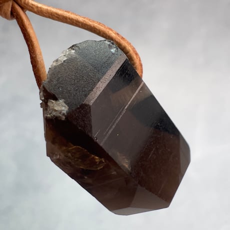 【ガウリシャンカール産】天然ヒマラヤスモーキークォーツ革紐ペンダント②/GauriShankar Himalayan Smoky Quartz Pendant