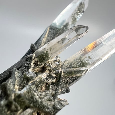【ガネッシュヒマール産】クローライトイン天然ヒマラヤ水晶ミニクラスター/Ganesh Himal  Chlorite in Himalayan Quartz Mini Cluster