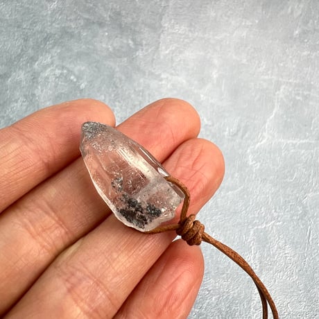 【カイラス産】天然ヒマラヤ水晶革紐付きペンダント/Kailash Himalayan Quartz Pendant