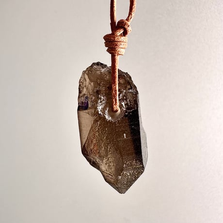 ガウリシャンカール産天然ヒマラヤスモーキークォーツ革紐ペンダント/GauriShankar Himalayan Smoky Quartz Pendant