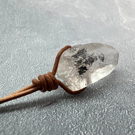 【カイラス産】天然ヒマラヤ水晶革紐付きペンダント/Kailash Himalayan Quartz Pendant