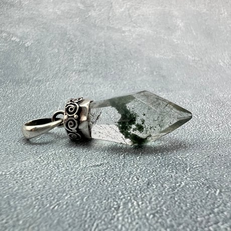 【ガネッシュヒマール産】アクチノライト&クローライト天然ヒマラヤ水晶ペンダントトップ①/Ganesh Himal Actinorite in Himalayan Quartz Pendant Top