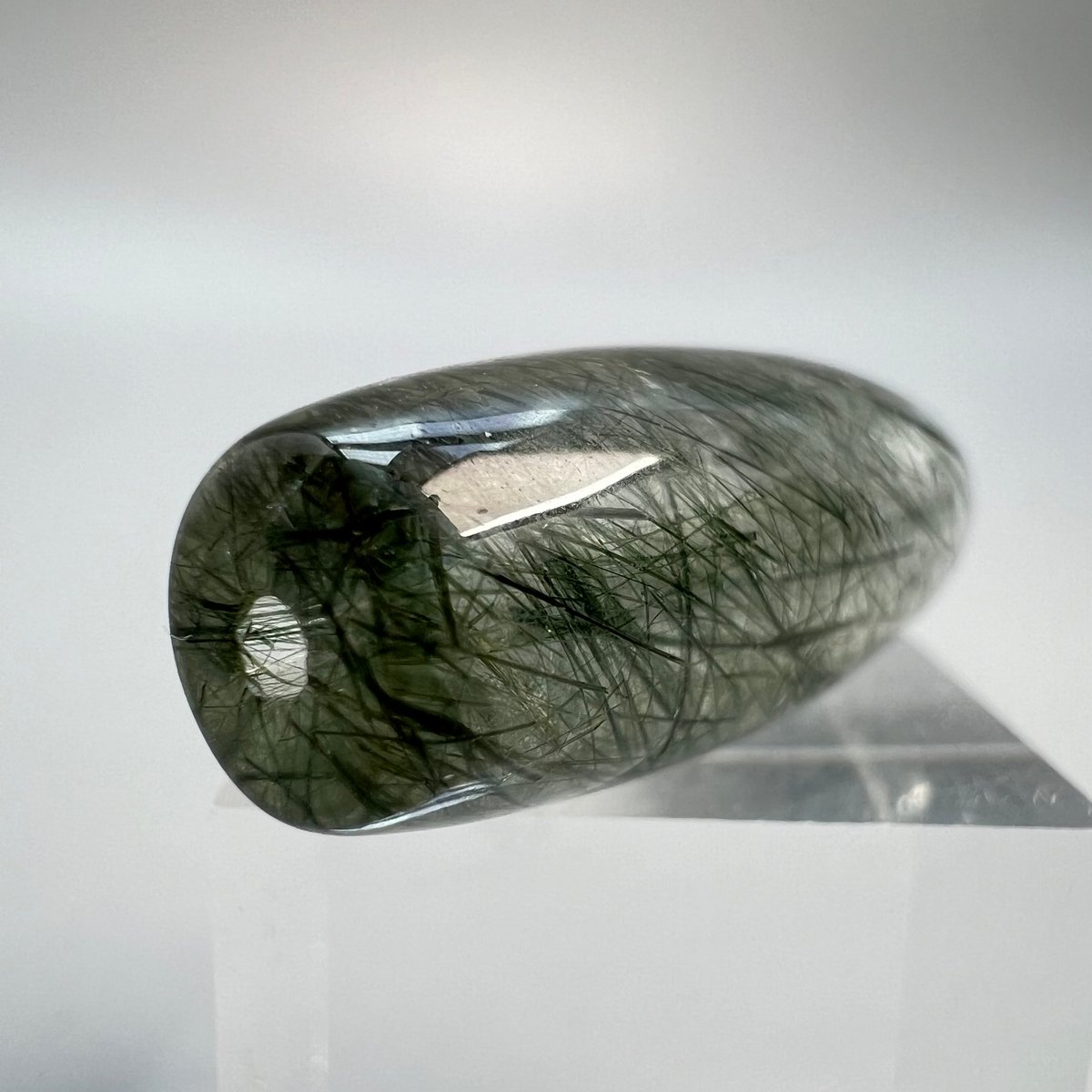 ガネーシュヒマール産 アクチノライトインクォーツ ガネッシュヒマール産】アクチノライトイン天然ヒマラヤ水晶 樽型