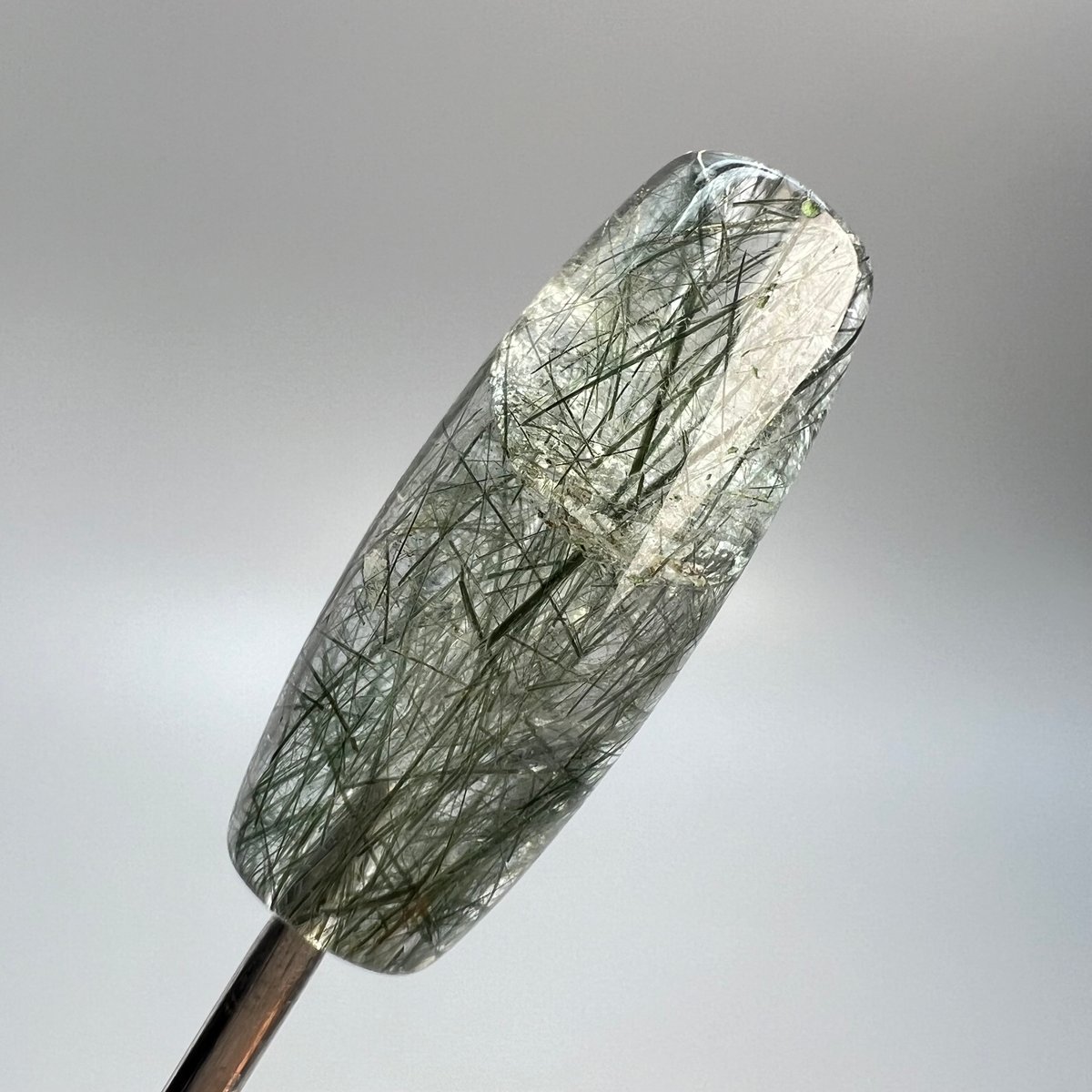 ガネーシュヒマール産 アクチノライトインクォーツ ガネッシュヒマール産】アクチノライトイン天然ヒマラヤ水晶 樽型