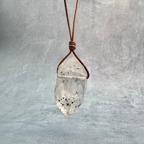 【カイラス産】天然ヒマラヤ水晶革紐付きペンダント/Kailash Himalayan Quartz Pendant