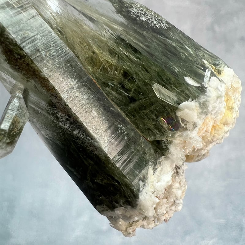 【匿名は発送】ガネッシュヒマール産 クローライト内包水晶 ガネッシュヒマール産]ヒマラヤ水晶ブラッククローライトイン