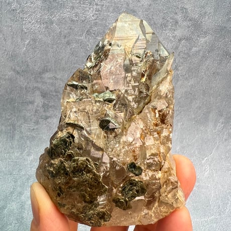 【ガネッシュヒマール産】バイオタイト&フックサイト入り天然ヒマラヤ水晶/Ganesh Himal Biotite&Fuchsite in Himalayan Quartz