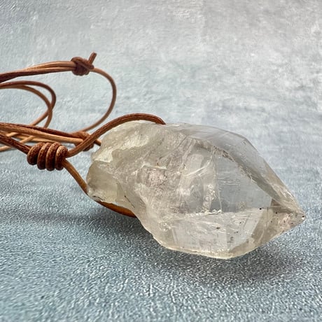 【カイラス産】天然ヒマラヤ水晶革紐付きペンダント/Kailash Himalayan Quartz Pendant