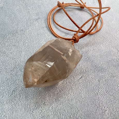 【ガウリシャンカール産】天然ヒマラヤスモーキークォーツ革紐ペンダント③/GauriShankar Himalayan Smoky Quartz Pendant