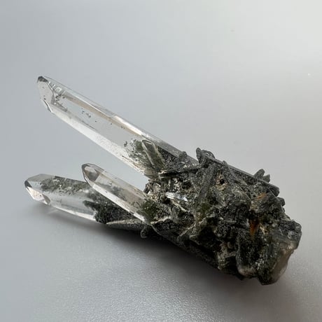 【ガネッシュヒマール産】クローライトイン天然ヒマラヤ水晶ミニクラスター/Ganesh Himal  Chlorite in Himalayan Quartz Mini Cluster