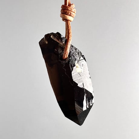 ガウリシャンカール産天然ヒマラヤスモーキークォーツ革紐ペンダント/GauriShankar Himalayan Smoky Quartz Pendant