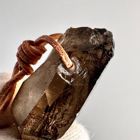 ガウリシャンカール産天然ヒマラヤスモーキークォーツ革紐ペンダント/GauriShankar Himalayan Smoky Quartz Pendant