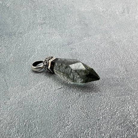 【ガネッシュヒマール産】アクチノライトイン天然ヒマラヤ水晶ペンダントトップ/Ganesh Himal Actinorite in Himalayan Quartz Pendant Top